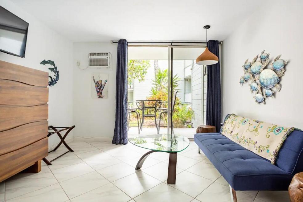 Downtown Hawaiian Theme Condo With Hot Tub, Pool & Beach - Kona Islander Inn Кайлуа Кона Екстериор снимка