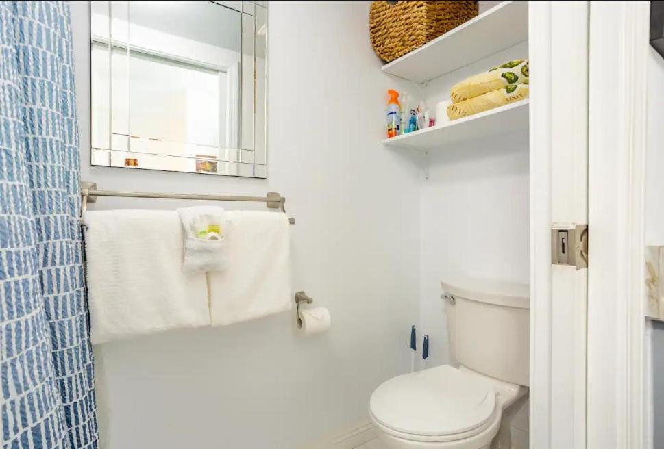 Downtown Hawaiian Theme Condo With Hot Tub, Pool & Beach - Kona Islander Inn Кайлуа Кона Екстериор снимка