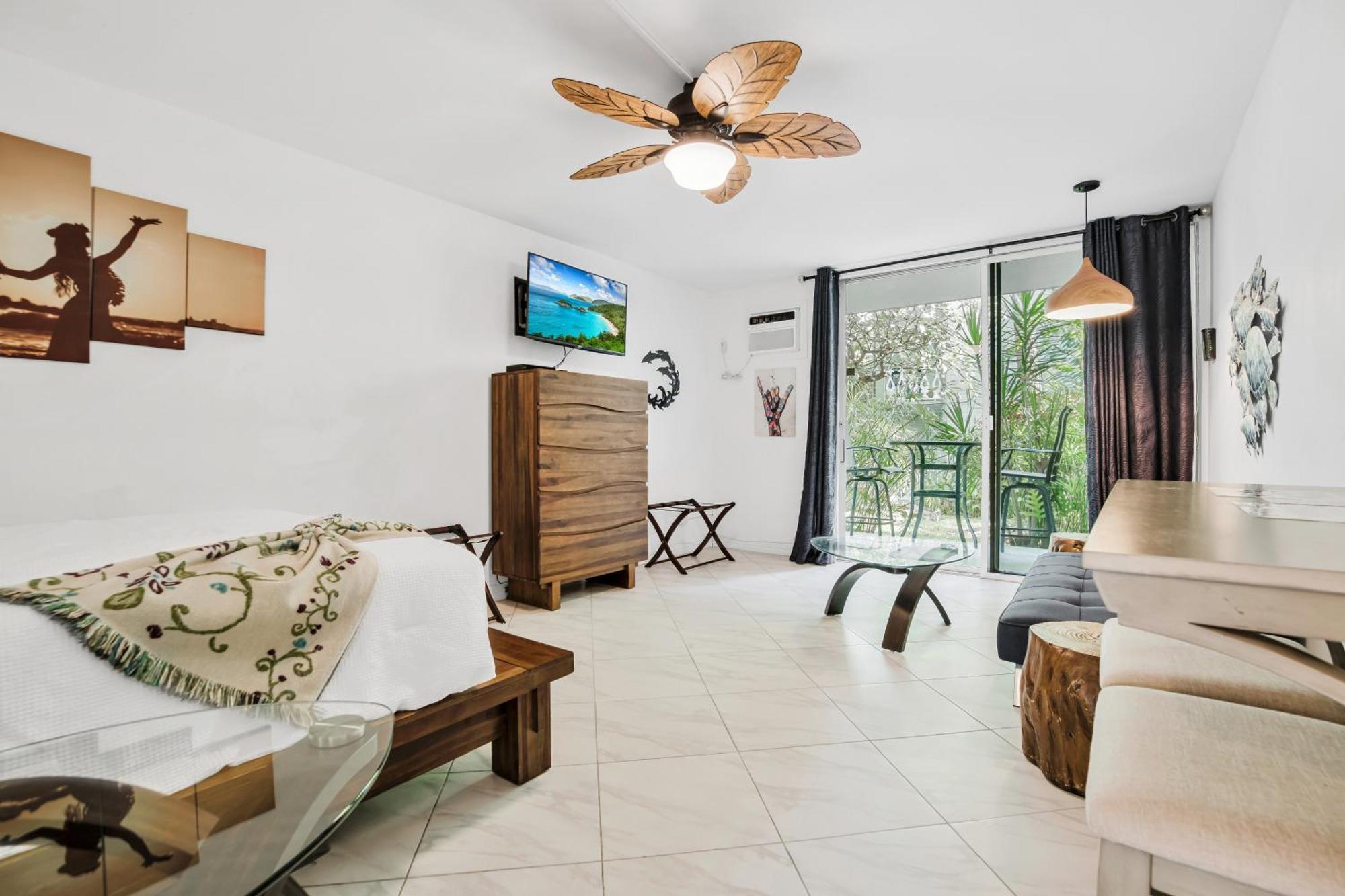 Downtown Hawaiian Theme Condo With Hot Tub, Pool & Beach - Kona Islander Inn Кайлуа Кона Екстериор снимка