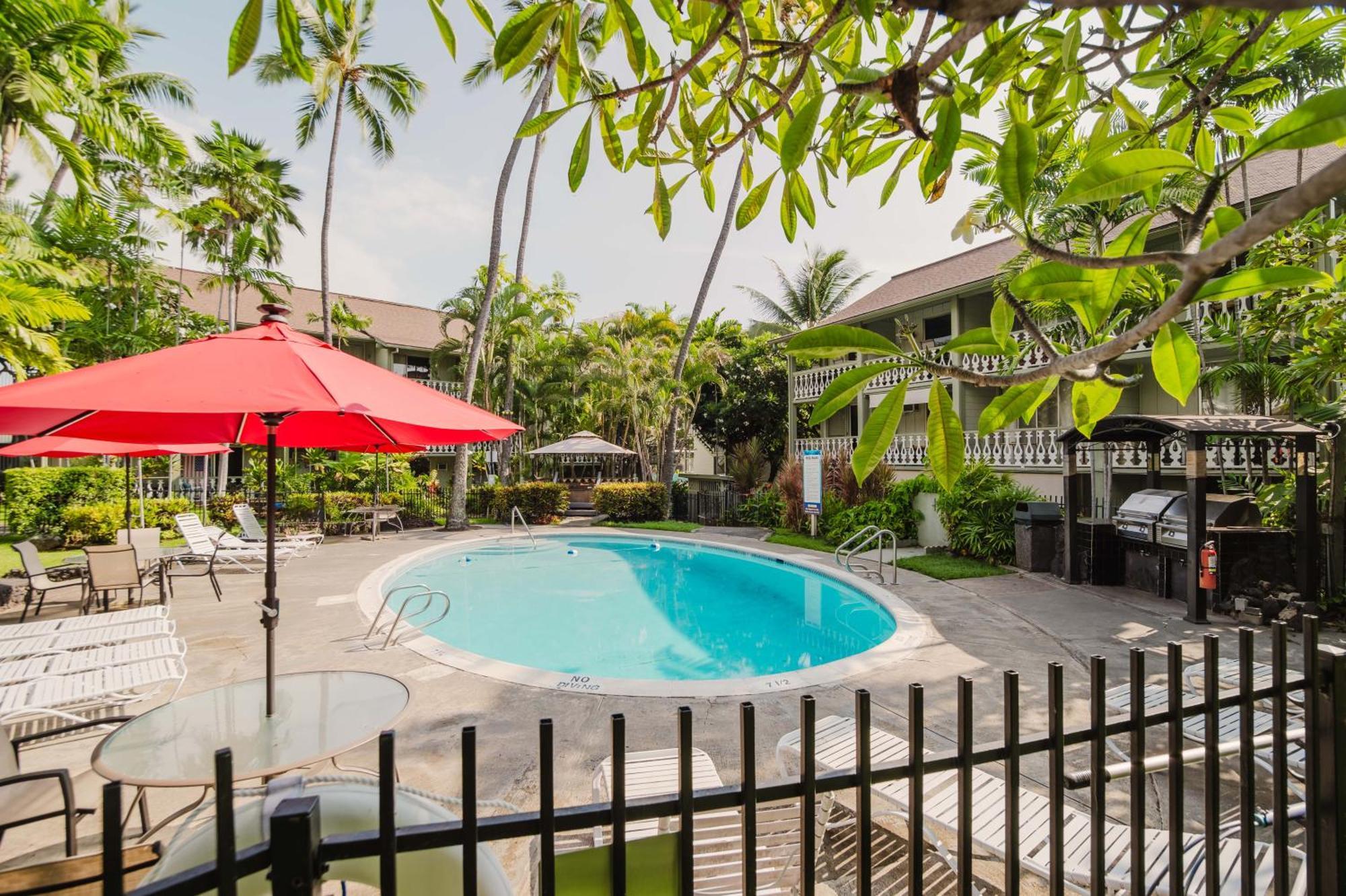 Downtown Hawaiian Theme Condo With Hot Tub, Pool & Beach - Kona Islander Inn Кайлуа Кона Екстериор снимка